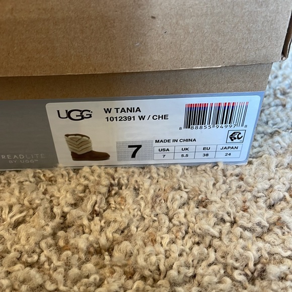 UGG Tania.   Size 7 Womens boots. - Picture 2 of 10